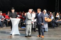 Bürgermeister Mirko Spieckermann begrüßte vier Persönlichkeiten aus Neustadts Vergangenheit, dargestellt von Ensemblemitgliedern der Niederdeutschen Bühne Süsel.
