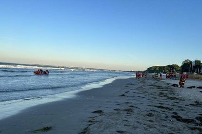 Mehrere Einsatzkräfte waren am Dienstagabend nach 20 Uhr am Scharbeutzer Strand und im Wasser im Einsatz.