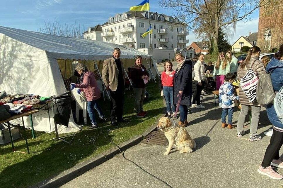 Das Ukraine-Café wurde bei strahlendem Wetter im Zelt und auf dem Kirchvorplatz durchgeführt.