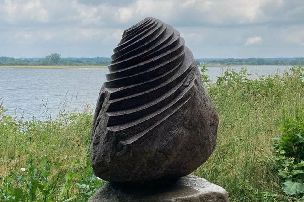 Der eiszeitlicher Granitfindling „Pirouetteneffekt“ von Jo Kley wurde auch mit der finanziellen Hilfe des Vereins am Binnenwasser aufgestellt.