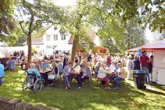 Bunt und fröhlich geht es rund um die Kirche zu. Die Kinder toben sich an den Spielestationen aus und es werden Leckereien für Jung und Alt angeboten. (Foto: VA)