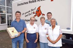 Der eine auf Rekordniveau, die andere nimmt Abschied vom Blutspenden: Till Quint (2.v.r.), Ursula Wilhelm (m.) und Frauke Jolitz (2.v.l.) vom DRK mit Patrick Roepstorff und Gisela Brinkmann. (Foto: Setje-Eilers)