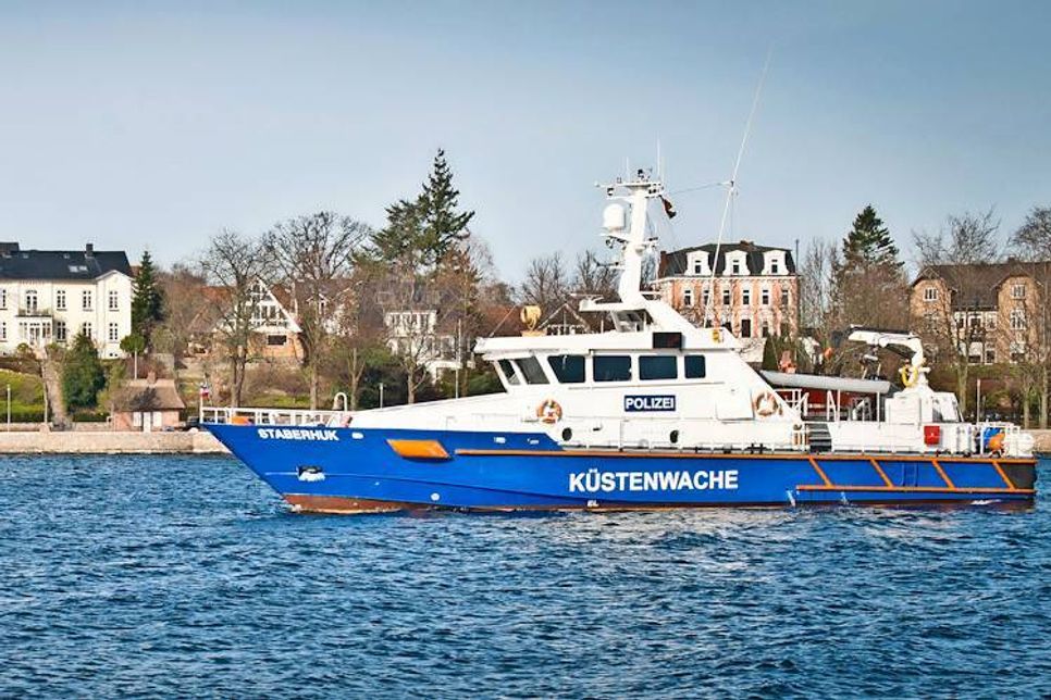 Das Wasserschutzpolizeirevier Travemünde hat einen Führungsstab gebildet und prüft die weiteren Maßnahmen in enger Zusammenarbeit mit der dänischen Polizei.