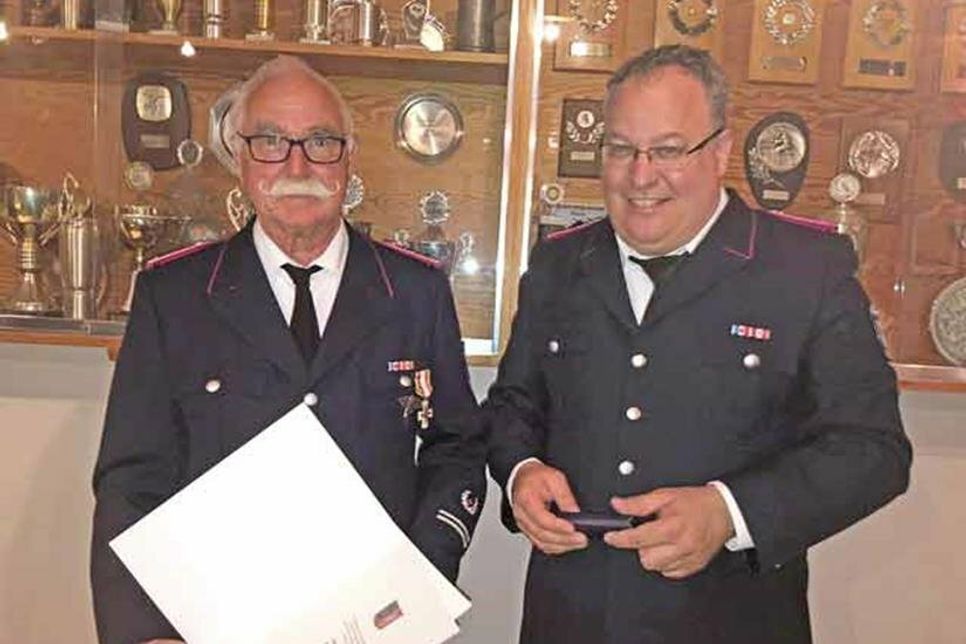 Manfred Stuhr mit Bürgermeister Lutz Schlünsen.