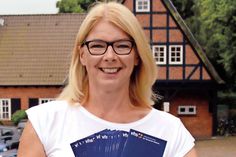 Von „Aqua-Jumping &amp; Aqua-Cycling“ bis „Zeit für mich: Yoga für Körper, Geist und Seele“ reicht die Angebotspalette des neuen Herbstprogramms, das VHS-Leiterin Jutta Holweg jetzt im Rathaus Ratekau vorstellte.  (Foto: Stefan Setje-Eilers)