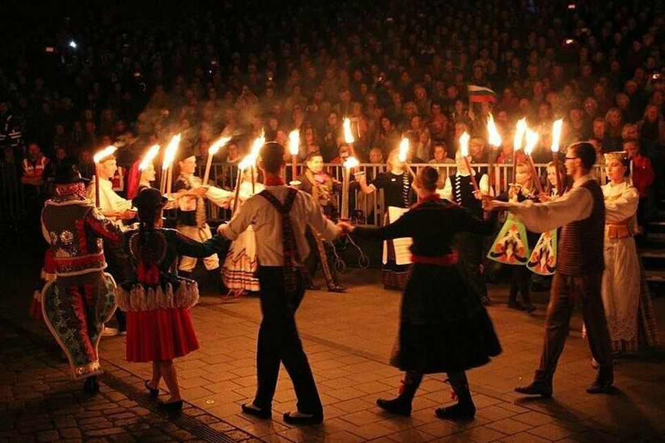 Traditioneller Fackeltanz auf der Abschlussveranstaltung des europäischen folklore festivals.