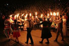 Traditioneller Fackeltanz auf der Abschlussveranstaltung des europäischen folklore festivals.