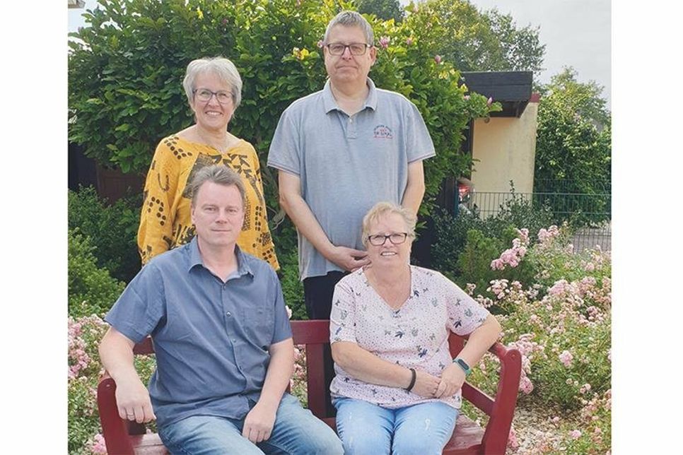 Stefan Mumm, Vorsitzender des Ortskartells (vorn), Silke Thur, stellvertretende Vorsitzende, Renate Harders, Schriftführerin (hinten), und Kassenführer Helmut Beckmann freuen sich auf das Dorffest am kommenden Samstag.