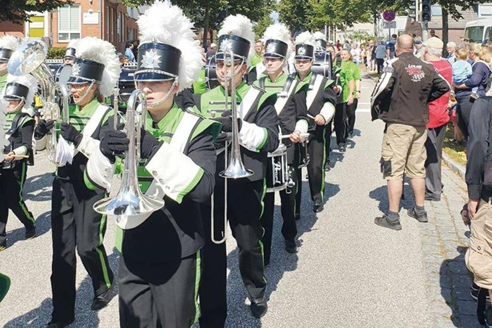 Musikalisch begleitet von der Jugend Brass Band Lübeck geht es durch die geschmückten Straßen von Sereetz.