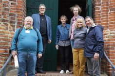 Die Gäste aus den USA haben im Rahmen ihres Ostholstein-Besuches auch die Kirche von Grube besucht: Dr. Klaus Kohrt (SHFam), Pastor Rüdiger Fuchs, Mary Wohnrade, Robert Wohnrade, Wendy Bellagamba, Timothy Bellagamba (v. lks.).