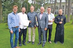 Tourismuschef Joachim Nitz (links) freut sich - hier mit einigen der teilnehmenden Gastronomen - auf die Lukullische Meile, die am Donnerstag um 17 Uhr mit Anschnitt der Champagner-Torte und Champagner Fontaine auf einer Bühne im Seepferdchen-Brunnen eröffnet wird. (Foto: René Kleinschmidt)