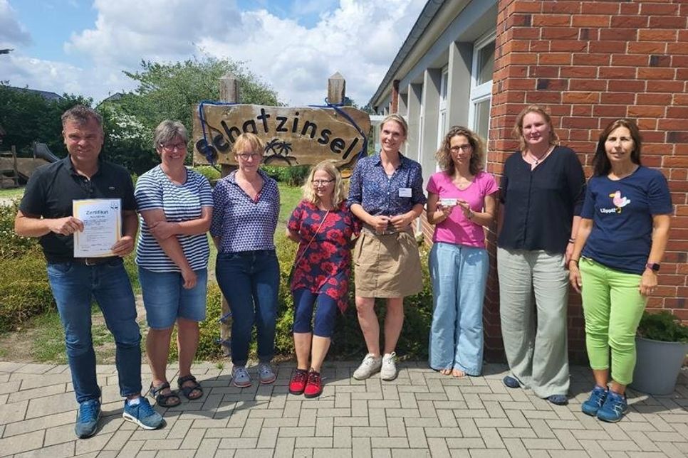 Karsten Schau, Annette Ziemann, Ute Harms-Bohse, Susanne Lund, Corinna Buschmann, Nadine Mallon, Verena Krause und Bärbel Neitzel (v. lks.) bei der Übergabe des Zertifikats „Gesunde Kita“.