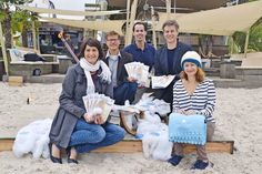 Präsentierten jetzt das gemeinsame Wintermagazin (von links): Silke Szymoniak und Joachim Nitz (TSNT GmbH), Henrik Fels (FreshView) und André Rosinski sowie Katharina Volpp (Tourismus-Agentur Lübecker Bucht). (Foto: René Kleinschmidt)