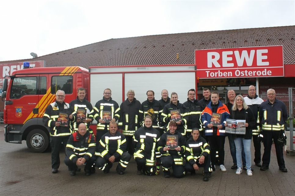 Mitglieder der Feuerwehren der Gemeinde Lensahn mit Gemeindewehrführer Hartmut Junge (lks.) sowie Torben (3. v. re.) und Kathleen Osterode.