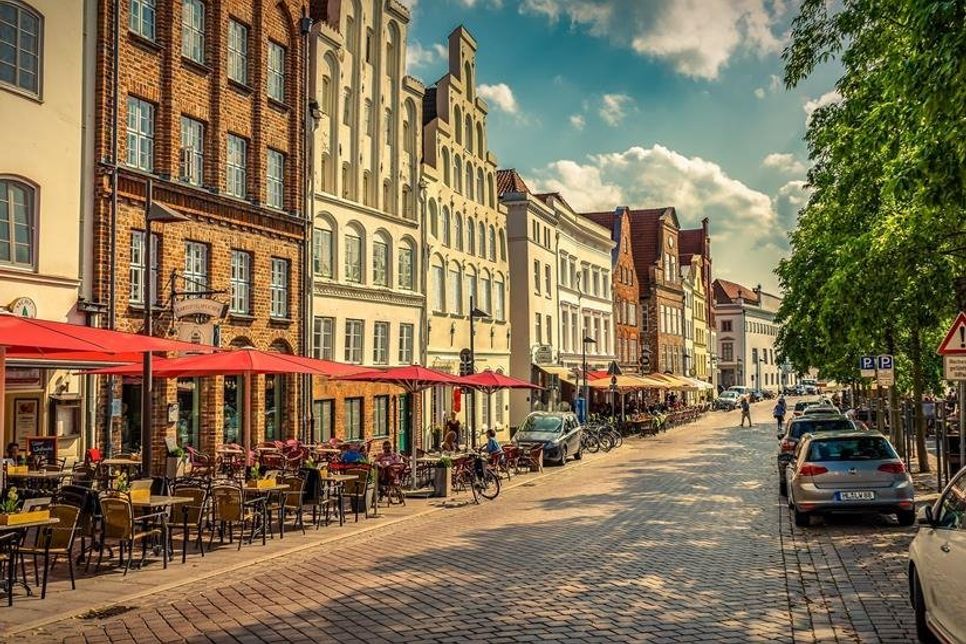 Lübecker Straßencafés können für ein, zwei Stunden als Arbeitsplatz für einfache Aufgaben dienen. Auf Dauer hier arbeiten lässt sich aber nicht.