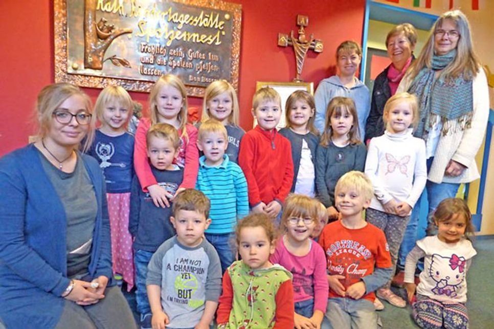 Sie machen es einfach wie Sankt Martin, die Kinder des Spatzennestes, und teilen mit Familien, die nicht so viel haben