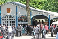 Traditionell feiert die Schützengilde auf dem Festplatz Düvelsbrook am Trammer See.