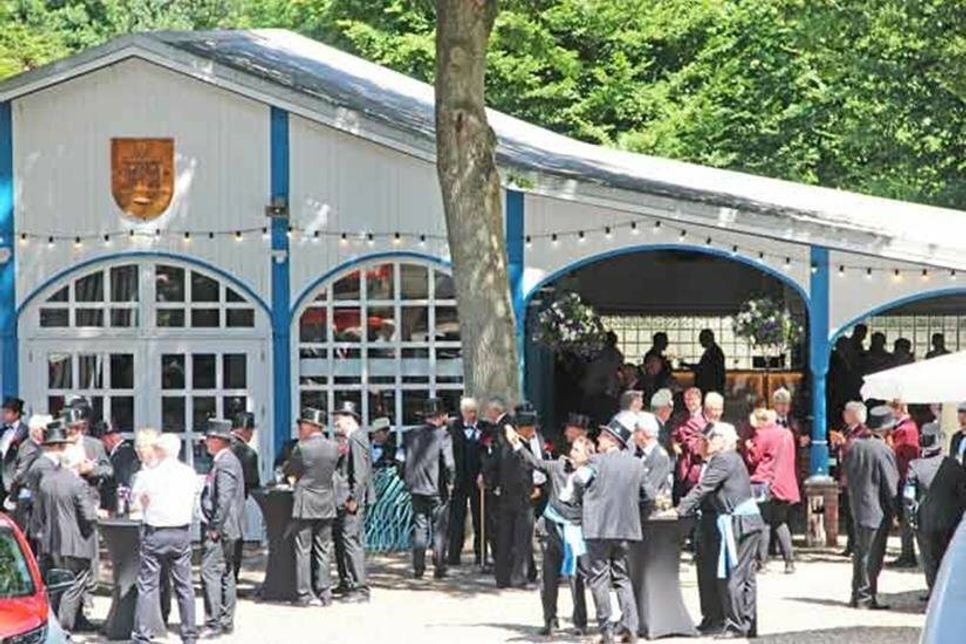 Traditionell feiert die Schützengilde auf dem Festplatz Düvelsbrook am Trammer See.