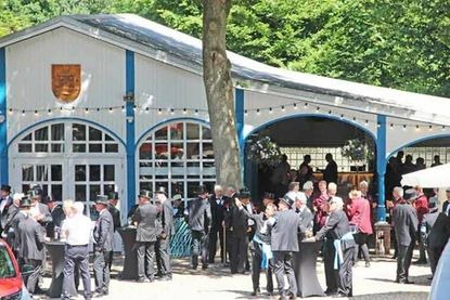 Traditionell feiert die Schützengilde auf dem Festplatz Düvelsbrook am Trammer See.