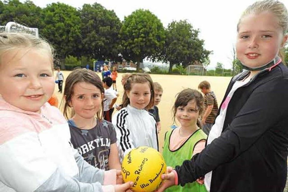 Diesen Turnierball gab es für gutes Schätzern zu gewinnen: Maja, Melina, Zoe, Mia und Jonna fanden: „Ein toller Preis!“