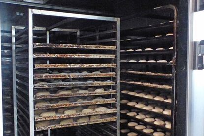 Kühlt man die Teigstücke runter, können sie eine gewisse Zeit quasi angehalten und später gebacken werden. Das geht aber nicht bei vielen Backwaren.