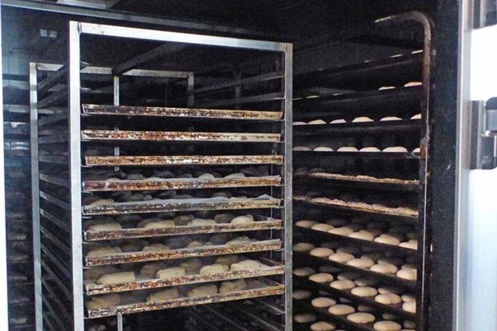 Kühlt man die Teigstücke runter, können sie eine gewisse Zeit quasi angehalten und später gebacken werden. Das geht aber nicht bei vielen Backwaren.