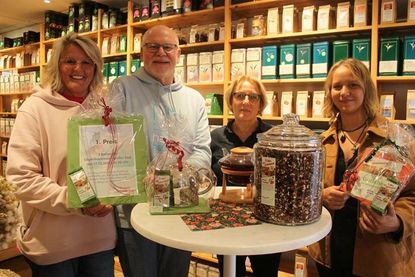Preisübergabe bei „Tee &amp; Schenken“ mit Marion und Karlheinz Haas, Susanne Scholz und Paula Krüger (v. lks.).