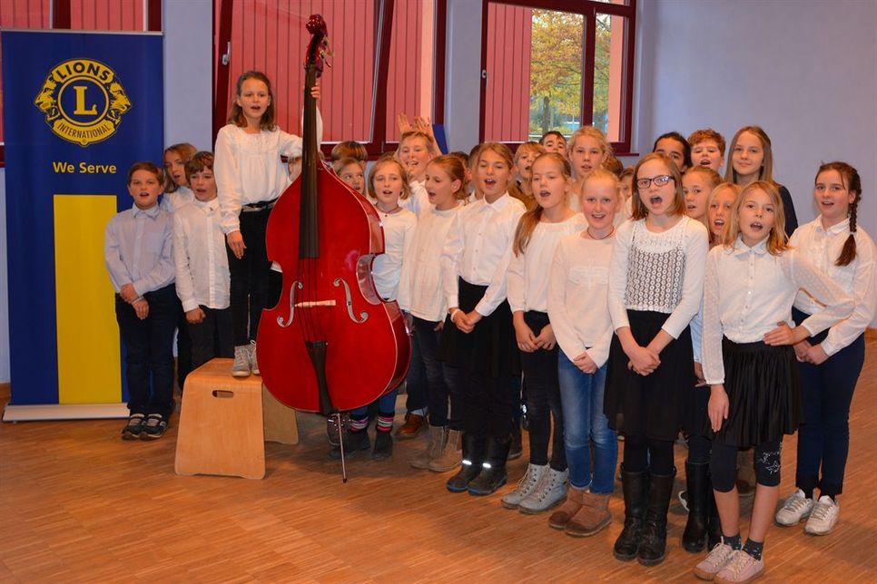 Die 5. Klasse der Waldorfschule Lensahn mit dem gespendeten Kontrabass.