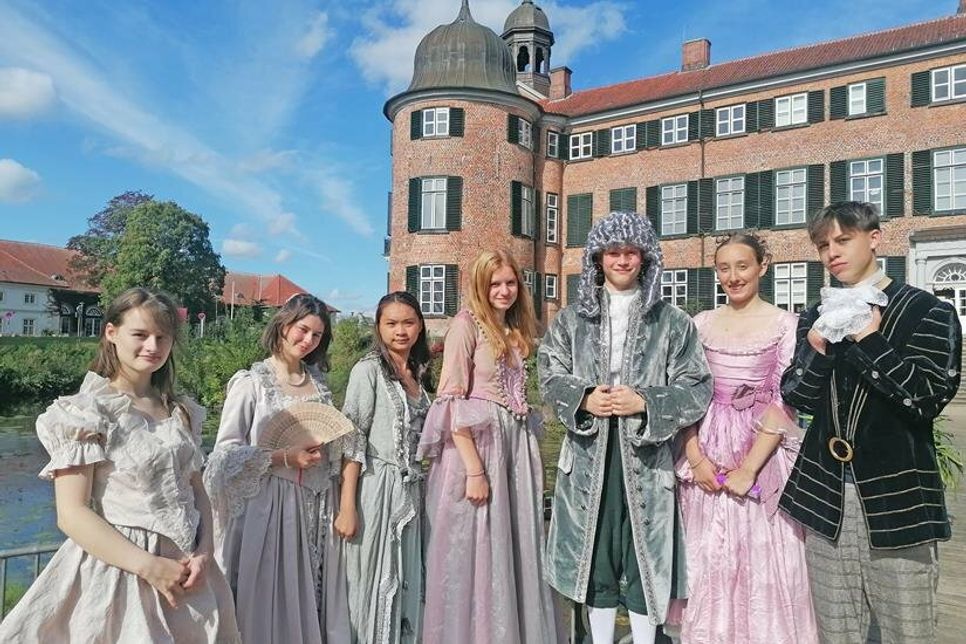 Es ist nun oft erwähnt worden, dass Johann Sebastian Bach nie das Vergnügen eines Eutin-Besuchs hatte. Was für uns schwerer wiegt: Eutin hat derzeit die Freude, Ort des 97. Bachfestes der Neuen Bachgesellschaft zu sein. Gemeinsam mit Plön. Noch bis zum 1. Oktober pendelt Bach zwischen den Spielorten. Zu denen, die sich von der Bach-Begeisterung anstecken ließen, gehören Schülerinnen und Schüler vom Kurs „Darstellendes Spiel“ des Eutiner Weber-Gymnasiums.