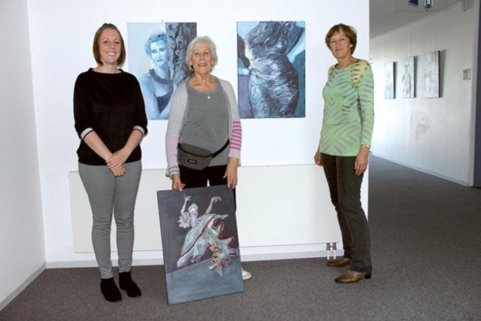 Tanja Kording vom Amt Oldenburg-Land, Greta Booß und Ilse Heberlein legten bei der Vorbereitung der Ausstellung letzte Hand an. „Die wechselnden Ausstellungen in unserem Amt sind bei Mitarbeitern und Kunden immer sehr beliebt“, freute sich Tanja Kording über die neuen Werke im Amt Oldenburg-Land.