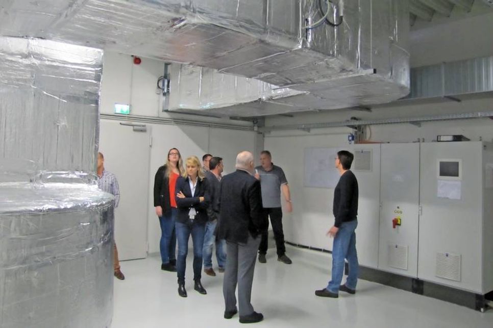 Die Teilnehmer erhalten Erläuterungen zur Lüftungstechnik bei Logica. (Foto: Lars May)