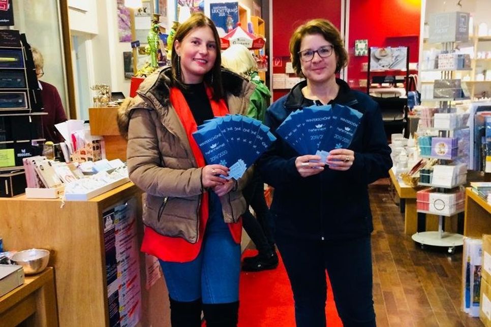 Larissa Klünder und Andrea Brunhöber (v. lks.) präsentieren den neuen Flyer im Buchstaben am Markt.
