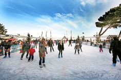 Bereits im siebten Jahr steht die „Eisbahn mit Ostseeblick“ in Scharbeutz auf dem Seebrückenvorplatz, in diesem Jahr mit einem transparenten Dach. (Foto: Monika Holtz Fotografie/Archiv)