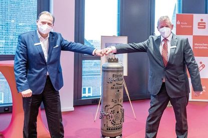 Götz Bormann, Vorstandsvorsitzender der Förde Sparkasse (v. l.) verabschiedete Wilfried Sommer, der am heutigen Mittwoch, 31. März in den Ruhestand geht. Als langjähriges Vorstandsmitglied hatte Sommer das Firmenkundengeschäft betreut sowie das Private Banking verantwortet. Aufgrund der Corona-Pandemie hat sich die Förde Sparkasse nur in kleinem Rahmen von ihm verabschieden können.