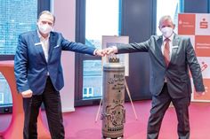 Götz Bormann, Vorstandsvorsitzender der Förde Sparkasse (v. l.) verabschiedete Wilfried Sommer, der am heutigen Mittwoch, 31. März in den Ruhestand geht. Als langjähriges Vorstandsmitglied hatte Sommer das Firmenkundengeschäft betreut sowie das Private Banking verantwortet. Aufgrund der Corona-Pandemie hat sich die Förde Sparkasse nur in kleinem Rahmen von ihm verabschieden können.