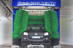 Die moderne Autowaschanlage reinigt verschmutze Autos bis auf den letzten Fleck und sorgt für einen glanzvollen Auftritt.