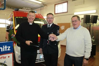 Bürgermeister Sebastian Rieke, Ortswehrführer Jacob Revenstorf und Pastor Holger Lorenzen (v. re.) bei der Fahrzeugübergabe.