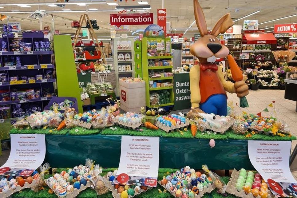 In der Woche vor Ostern wurden bunte Eier bei Rewe in der Sierksdorfer Straße verkauft.