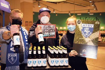 Das Geld aus dem vergangenen Jahr war für ein Kinderfest beim ATSV vorgesehen, aber wiederum verschoben ist. Das ist das Jahresprojekt der FSJler, das Konzept bleibt und soll dann von den neuen FSJlern im kommendne Jahr umgesetzt werden: Oliver Wehr (v.l.), Warenhausleiter bei famila Stockelsdorf, Wilhem Fritzen, 2. Vorsitzender ATSV, und Marla Lingens, FSJlerin beim ATSV.
