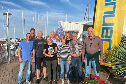 Thorsten Schmidt, Christian Markmann (25), Stephan Besch (30), Astrid Hübner (35), Alex Ustorp (30), Roland Thom (30), Katrin Adams (25), Lars Kanter (10), Jens Sellin (35) und Nils Janus (v. lks.).