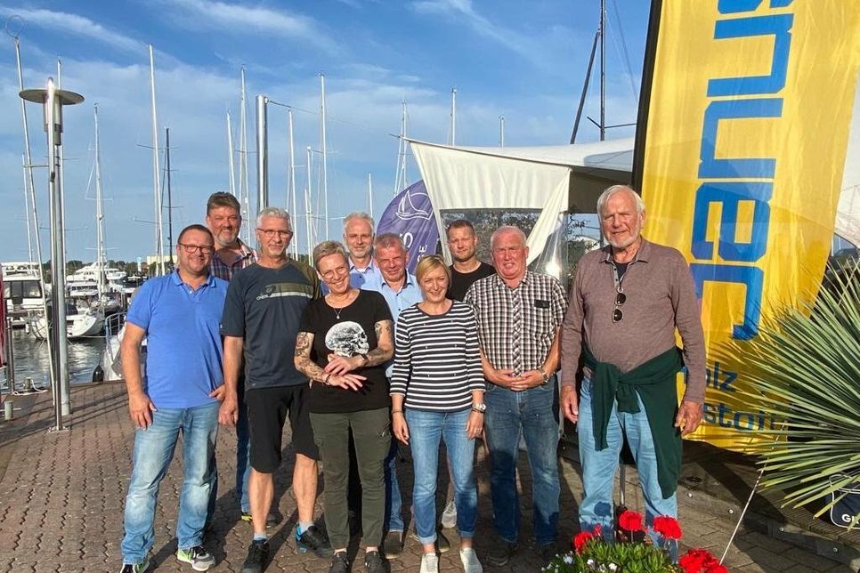 Thorsten Schmidt, Christian Markmann (25), Stephan Besch (30), Astrid Hübner (35), Alex Ustorp (30), Roland Thom (30), Katrin Adams (25), Lars Kanter (10), Jens Sellin (35) und Nils Janus (v. lks.).