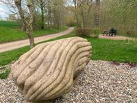 Der „Stein wie eine Landschaft“ wurde als „Landkunststück“ von Bildhauer Ulrich Lindow geschaffen. Ziel des Vereins „Landkunststück“ ist der Austausch zwischen Landwirtschaft und Kunst.