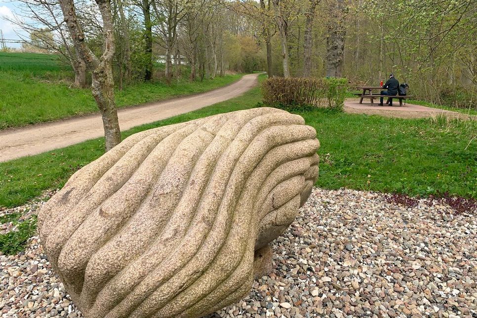 Der „Stein wie eine Landschaft“ wurde als „Landkunststück“ von Bildhauer Ulrich Lindow geschaffen. Ziel des Vereins „Landkunststück“ ist der Austausch zwischen Landwirtschaft und Kunst.
