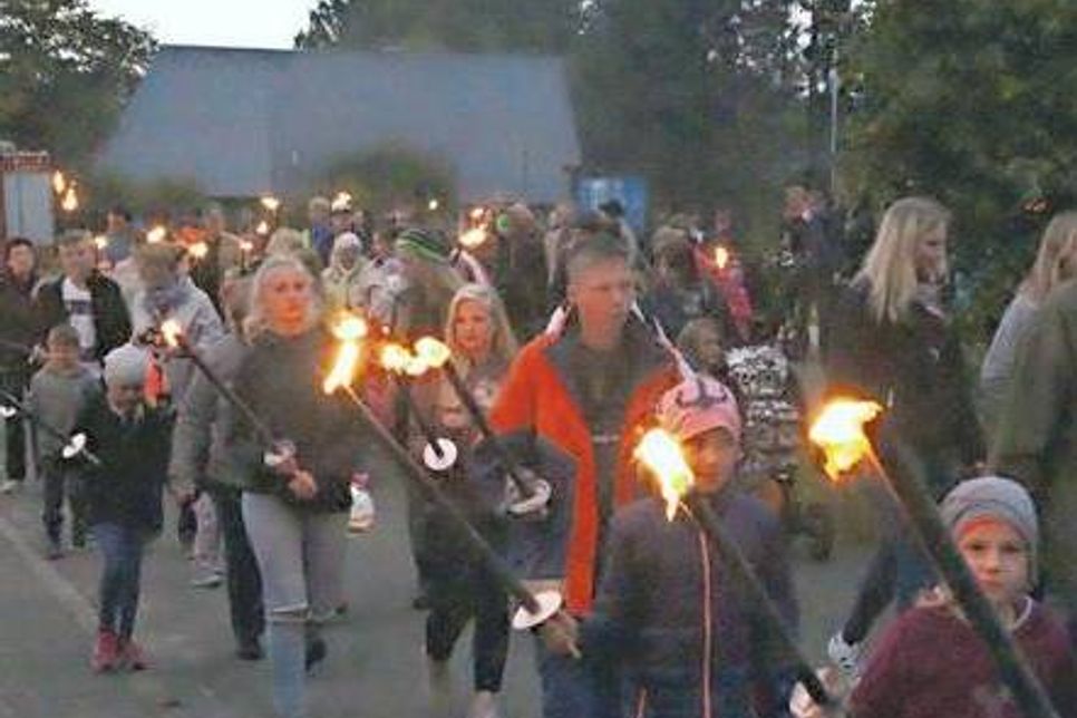Fackelträger und bunte Laternen schmücken den Umzug