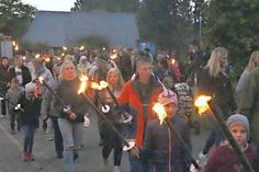 Fackelträger und bunte Laternen schmücken den Umzug