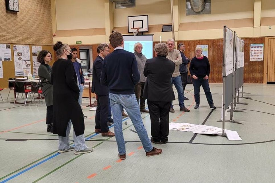 Die Fachjury diskutierte in der Sporthalle der Grundschule über fünf Stunden.