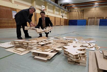Prof. Martin Wollensack und Prof. Tobias Mißfeldt (v. lks.) zeigen die Modelle von möglichen Neubauten.