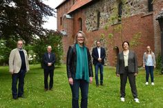 Vor der St. Laurentius Kirche in Süsel: Kreispräsident Harald Werner, Propst Peter Barz, Strandpastorin Katharina Gralla, Pastor Matthias Hieber, Pastorin Kristina Warnemünde (beide Süsel) sowie  Julia Prange vom Ostsee-Holstein-Tourismus e. V. (v. lks.).