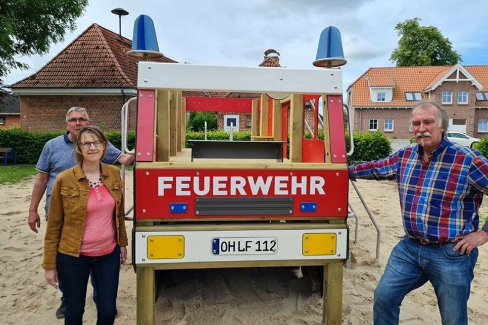 Gerth Polzien (Freiwillige Feuerwehr Roge und Brandschutzerzieher des Kreisfeuerwehrverbandes Ostholstein), Tanja Schridde (Regionalmanagerin der AktivRegion Innere Lübecker Bucht) und Udo Gosch (Bürgermeister Gemeinde Sierksdorf) (v. lks.).