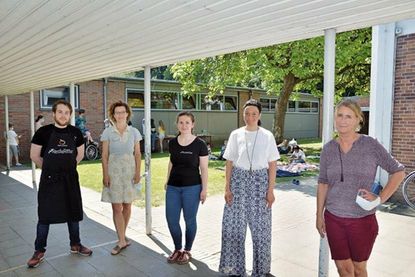Moritz Dietzsche von ResteRitter, Marion Janser, Fachbereichsleitung Quartierarbeit bei der Diakonie Altholstein, Theresa Prigan von ResteRitter, Juliana Zetzsche, Studentin und Initiatorin der Projektwoche und Schulleiterin Claudia Ladwig, Klassenlehrerin der 3a an der Ellerbeker Grundschule, freuen sich über den Erfolg der Aktionstage als Schlussakkord des Schuljahrs.
